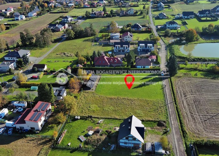 Widok z drogi gminnej – dojazd asfaltowy, wygodny 