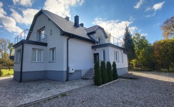 Widok domu z zewnątrz – piękny, odremontowany budy