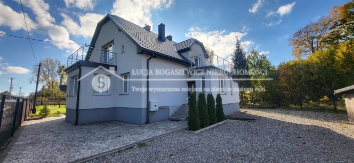 Widok domu z zewnątrz – piękny, odremontowany budy
