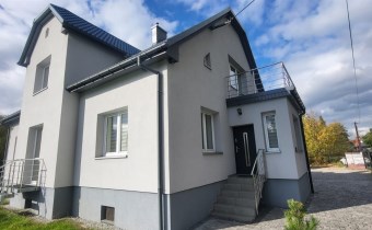 Front posesji – ogrodzony teren z bramą wjazdową i