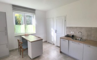 Kuchnia w zabudowie – płyta ceramiczna, zmywarka, 