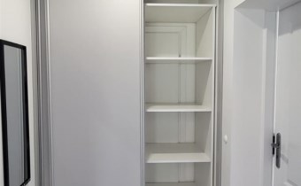 Schody prowadzące na piętro – solidne, drewniane w