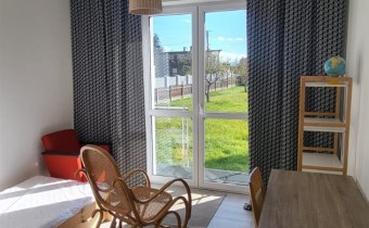 Sypialnia z łazienką – komfortowe łóżko, stylowe w