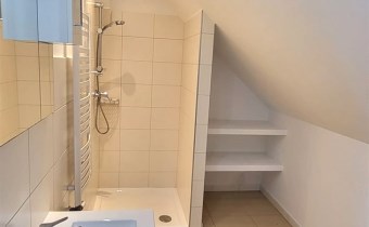 Łazienka z prysznicem – czysta, elegancka, w nowoc