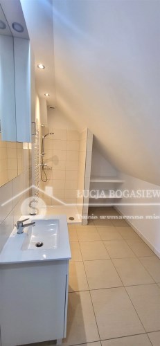 Łazienka z prysznicem – czysta, elegancka, w nowoc