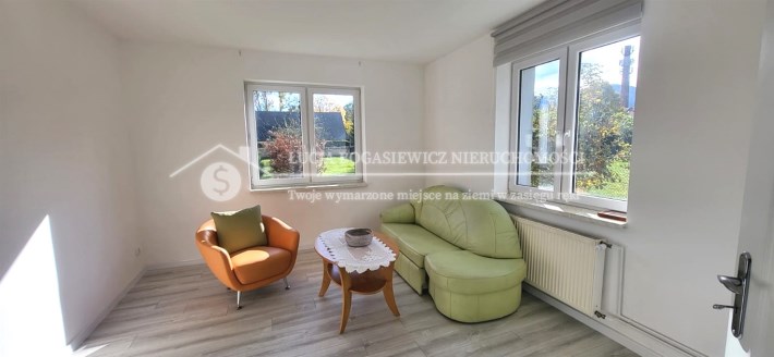 Salon w apartamencie parterowym – jasne wnętrze po
