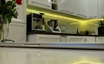 Salon z aneksem kuchennym – przestronne mieszkanie