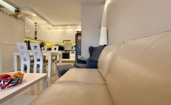 Przestronny, słoneczny salon – centralne miejsce m