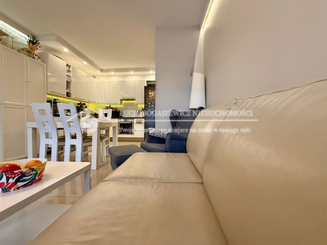 Przestronny, słoneczny salon – centralne miejsce m