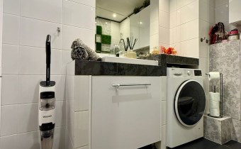 Widok z balkonu – zieleń i spokój w samym sercu Bi