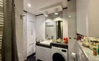 Cisza i prywatność – kameralny budynek z niską zab