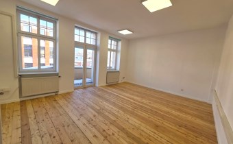 1. Główne pomieszczenie biurowe Przestronne, jasne