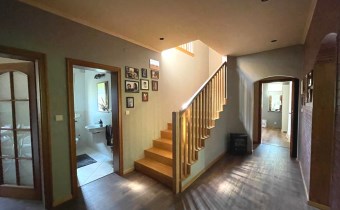 Klatka schodowa w Jaworzu – reprezentacyjna komuni