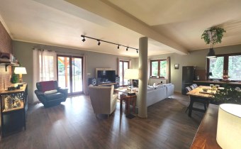 Jadalnia w eleganckim stylu z widokiem na ogród w 