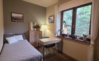 Gabinet z funkcjonalnym biurkiem i dużymi oknami w