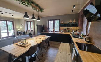 Przestronny hol wejściowy z naturalnym światłem w 