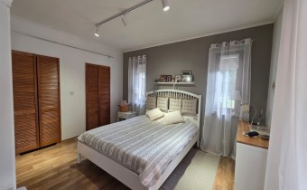 Główna sypialnia z prywatną garderobą – elegancja 