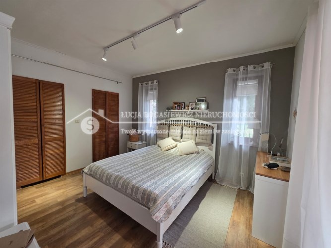 Główna sypialnia z prywatną garderobą – elegancja 