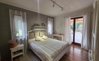 Przytulna sypialnia dziecięca z naturalnym światłe