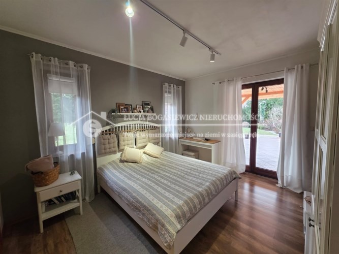 Przytulna sypialnia dziecięca z naturalnym światłe