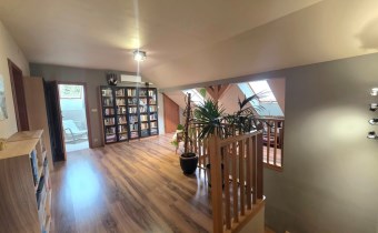 Biblioteczka z regałami i strefą do czytania – cic