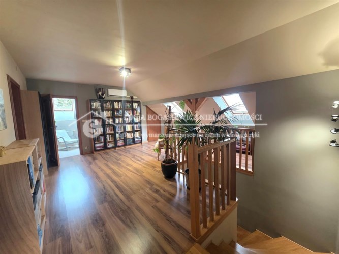 Biblioteczka z regałami i strefą do czytania – cic