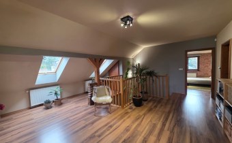 Przestronny przedpokój z eleganckimi detalami – pi