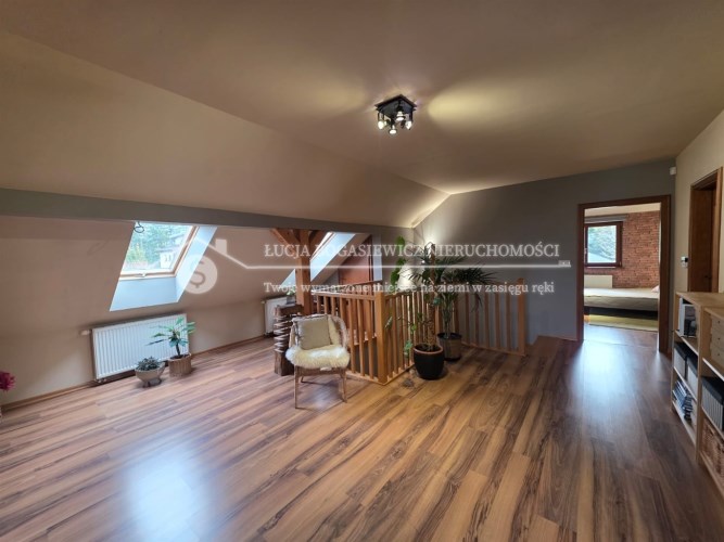 Przestronny przedpokój z eleganckimi detalami – pi