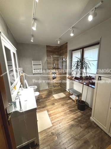 Pokój kąpielowy w Jaworzu – przestronna łazienka w