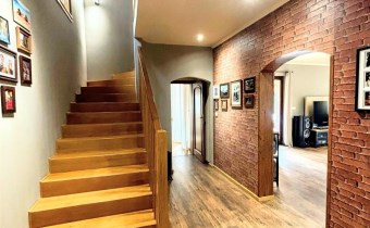 Schody i antresola – detal architektoniczny w Jawo