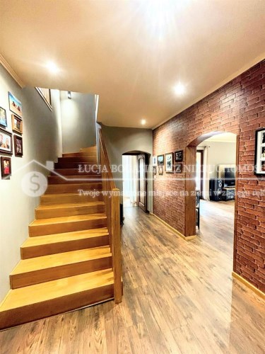 Schody i antresola – detal architektoniczny w Jawo