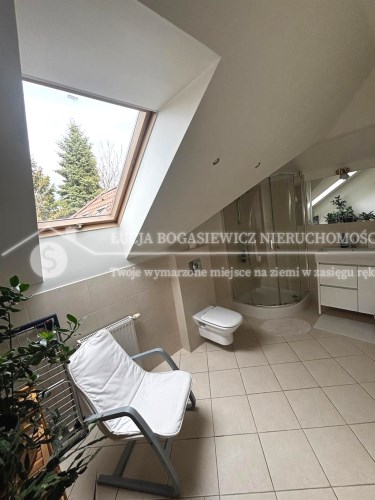 Nowoczesna górna łazienka z eleganckimi wykończeni