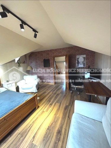 Przestronny pokój z dużymi oknami i świetlikiem – 