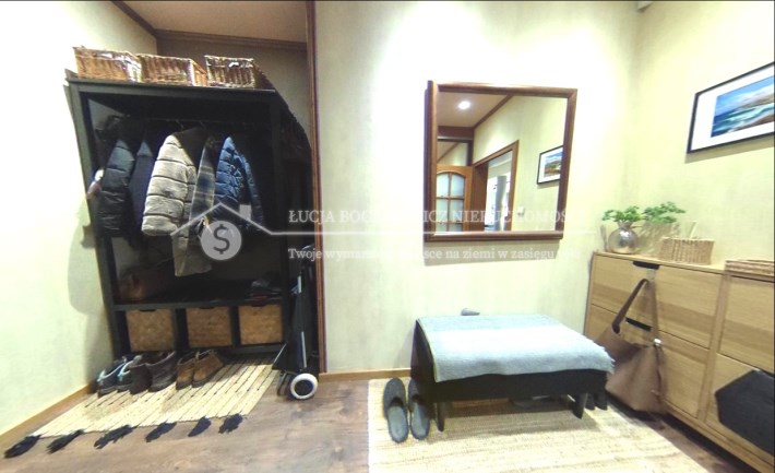 Widok boczny domu w Jaworzu – elegancka bryła i st