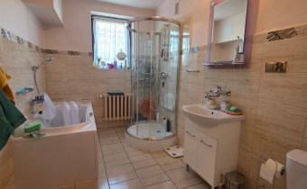 Przestronna nieruchomość w Ustroniu z 11 pokojami 