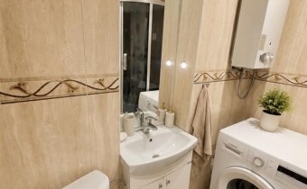 Zadbane wnętrze kawalerki po odświeżeniu – mieszka