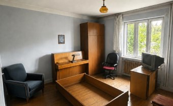 Duża posesja w Kaniowie z domem jednorodzinnym i b