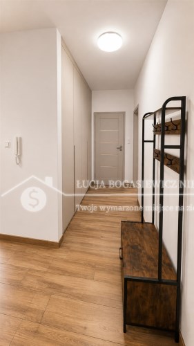 Funkcjonalny przedpokój z dużą zabudowaną szafą – 