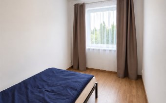 Jasna, oddzielna sypialnia z dużym oknem – nowe i 