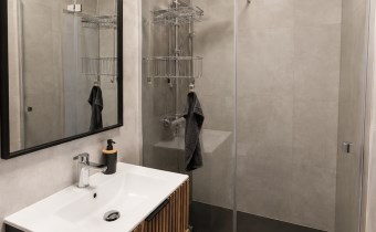Łazienka z dużą kabiną prysznicową typu walk-in – 