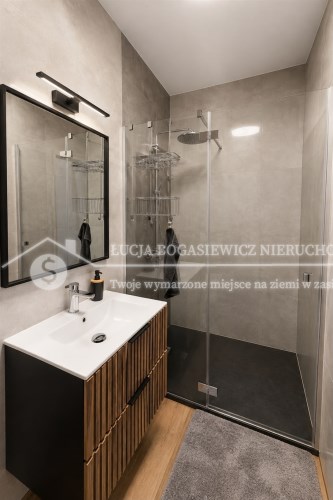 Łazienka z dużą kabiną prysznicową typu walk-in – 
