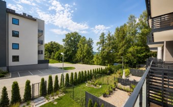 Widok z balkonu na zielone i spokojne otoczenie os